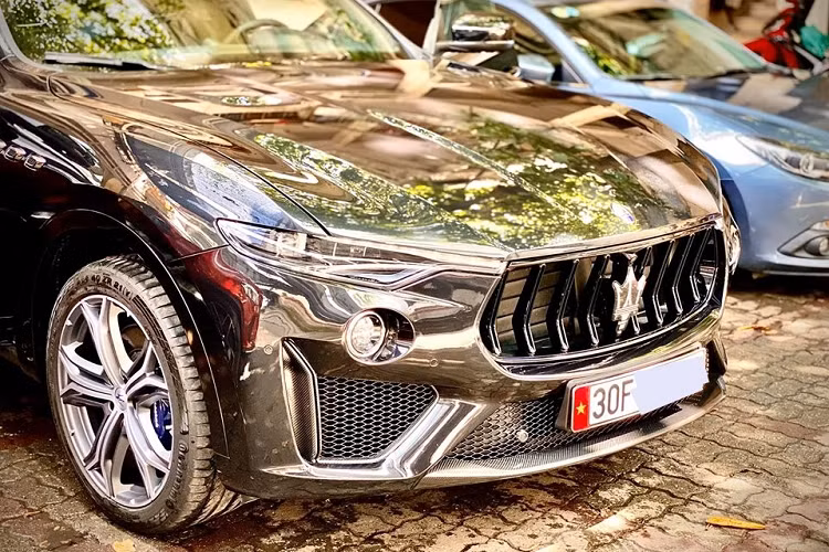 Mức giá này đắt gấp 3 lần bản tiêu chuẩn. Nhận thấy phải tìm gì đó khác biệt giữa 30 chiếc Maserati Levante đang lăn bánh trên đường phố Việt Nam, một doanh nhân ở Hà Nội đã chấp nhận bỏ ra số tiền gấp 3 lần giá xe Maserati Levante tiêu chuẩn chỉ để mang về nước Maserati Levante Trofeo.