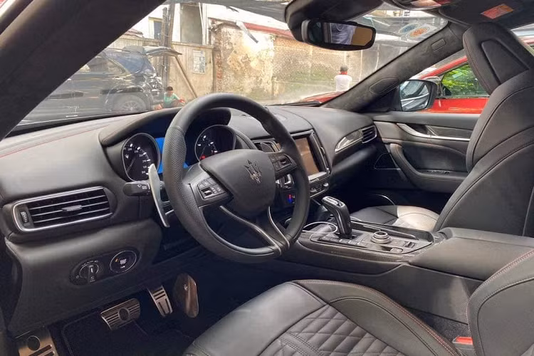 Mẫu SUV hạng sang Levante từng được gọi ví von là cơn gió Địa Trung Hải, còn với Levante Trofeo được Maserati nâng cấp lên thành cơn bão khi lắp động cơ V8 danh tiếng của Ferrari. Chiếc SUV hạng sang Maserati Levante Trofeo chỉ cần thời gian 3,9 giây để tăng tốc từ vị trí xuất phát lên 100 km/h. Còn với bản tiêu chuẩn, xe cần đến thời gian 6 giây để thực hiện việc này. Maserati Levante chỉ đạt vận tốc tối đa 251 km/h, nhưng với Maserati Levante Trofeo được nâng lên con số hơn 300 km/h.