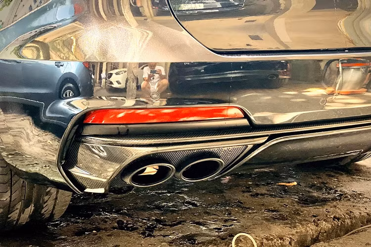 Ấn tượng nhất của những chiếc SUV hạng sang hàng đỉnh Maserati Levante Trofeo chính là khối động cơ V8, dung tích 3.8 lít, tăng áp kép, được chế tạo bởi hãng siêu xe Ferrari danh tiếng. "Trái tim" này có có thể sản sinh công suất tối đa 590 mã lực tại vòng tua máy 6.250 vòng/phút và mô-men xoắn cực đại 730 Nm.