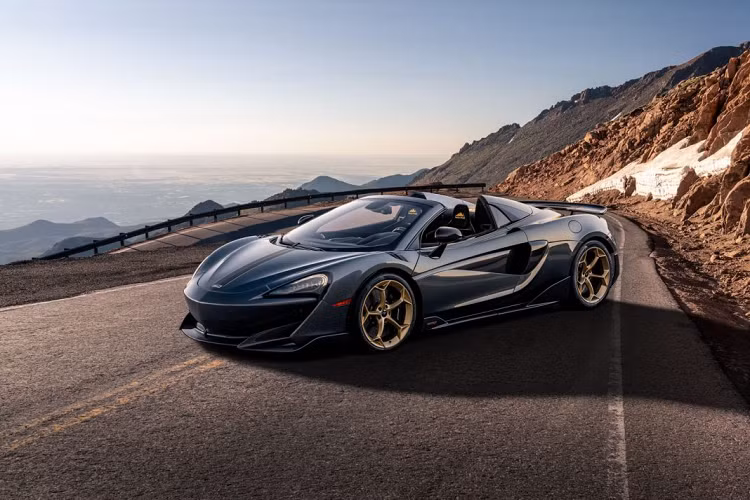 Để đánh dấu phiên bản đặc biệt này, MSO đã thêu logo “Pikes Peak” lên tựa đầu ghế, bên cạnh đó một bảng tên bằng nhôm cũng được đính phía dưới màn hình giải trí trung tâm.