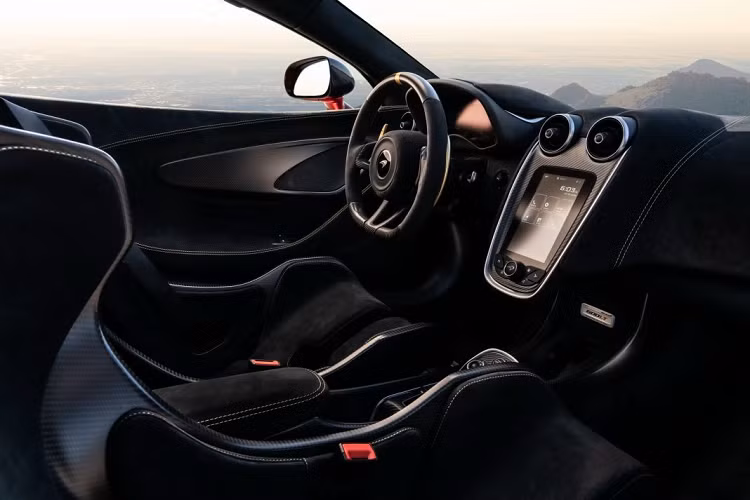 “Điều này thật đặc biệt với chúng tôi khi có thể cung cấp một chiếc xe như 600LT Spider, vốn đã khá đặc biệt với di sản Longtail (LT) của nó, và gắn nó với Pikes Peak, một cuộc đua rất có ý nghĩa với cư dân tại Colorado, cũng như Cộng đồng đua xe trên toàn cầu”, chủ đại lý McLaren Denver, Mike Ward cho biết.