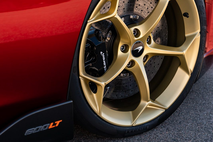 Mclaren 600LT Spider sử dụng động cơ V8 3,8 lít tăng áp kép, sản sinh công suất cực đại 591 mã lực và 620 Nm mô-men xoắn. Sức mạnh được truyền đến bánh sau thông qua hộp số tự động 7 cấp. Mclaren 600LT có khả năng tăng tốc 0-100 km/h trong 2,8 giây, 0-200 km/h trong 8,4 giây và đạt vận tốc tối đa 324 km/h khi đóng mui và 315 km/h khi mở mui.