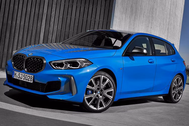 Về ngoại hình, BMW 1-Series 2020 sở hữu phong cách thiết kế đột phá hoàn toàn so với "người tiền nhiệm". Các đường nét thiết kế của 1-Series 2020 mang đậm hơi hướng chung của hãng xe xứ Baravia thời gian gần đây, vốn đang được áp dụng một cách triệt để lên các dải sản phẩm mới từ 7-Series, 5-Series, 3-Series cho tới X-Series.