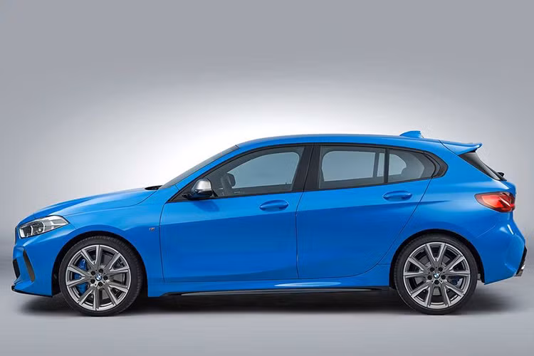 Giống như những "người anh em" kể trên, 1-Series 2020 cũng được trang bị cặp lưới tản nhiệt hình "quả thận" đặc trưng to bản sơn đen cùng đường viền kim loại màu xám khá dày, cụm đèn chiếu sáng trung tâm với công nghệ LED thích ứng thông minh cùng thiết kế hiện đại, cản dưới thể thao cùng khe hút gió nam tính... Tất cả hoà quyện và tạo nên một diện mạo đậm chất BMW trên 1-Series 2020.