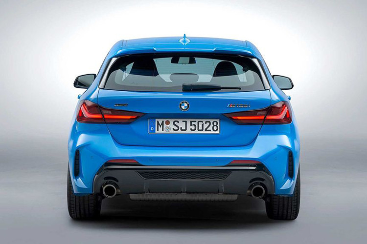 Cũng giống như phần đầu và thân xe, phần đuôi của 1-Series 2020 cũng mang hơi hướng mạnh mẽ, dứt khoát với những đường nét thiết kế mạch lạc và giàu cảm xúc. Cụm đèn hậu LED hình chữ L là điểm nhấn chính trong thiết kế phần đuôi của 1-Series 2020. Ngoài ra, hệ thống ống xả kép hình tròn được đặt cân đối hai bên hông xe, cản dưới sơn đen bóng cùng chi tiết thoát gió giả mang tới sự thể thao nhất định.