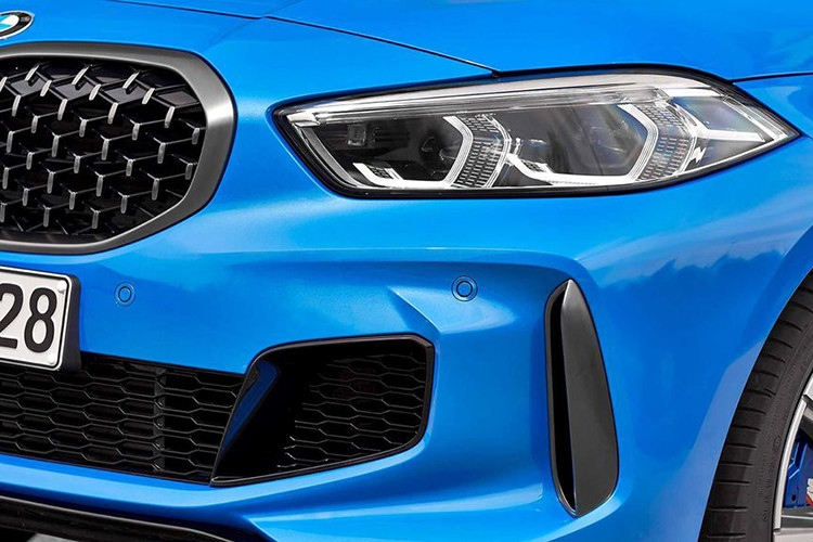 So với thế hệ trước, ADN về form dáng của BMW 1-Series thế hệ mới vẫn được bảo toàn nguyên vẹn. Tuy nhiên, các kỹ sư người Đức đã rất khéo léo khi gia tăng sự mới mẻ trên phần thân xe của phiên bản 2020 bằng những đường thẳng mạnh mẽ và dứt khoát, điều này mang tới cho 1-Series 2020 cái nhìn nam tính và trẻ trung hơn đáng kể.