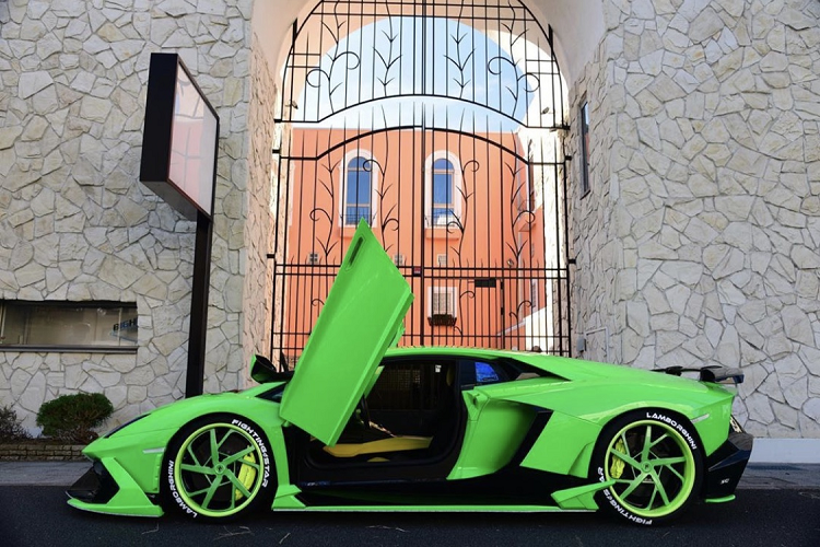 Chỉ có 100 chiếc bản coupe được sản xuất trên toàn thế giới. Tuy nhiên, với phương châm độ xe theo ý thích, không quan tâm tới những gì người khác nói, ông đã quyết định độ chiếc xe của mình.