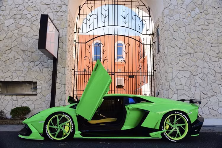 Chỉ có 100 chiếc bản coupe được sản xuất trên toàn thế giới. Tuy nhiên, với phương châm độ xe theo ý thích, không quan tâm tới những gì người khác nói, ông đã quyết định độ chiếc xe của mình.