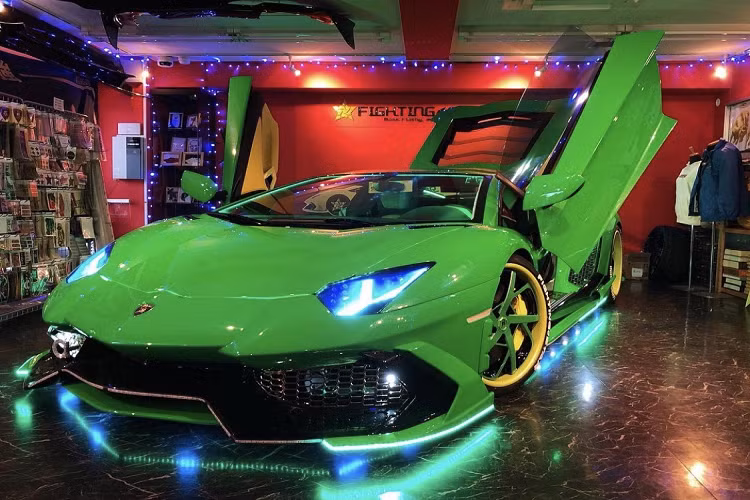 Ông đã lập cửa hàng và Garage độ xe Fighting Star để có thể thỏa mãn cũng như lan tỏa đam mê độc đáo của mình. Trong số những chiếc xe độ của mình, ông được biết đến rộng rãi với độ “chịu chơi” khi quyết định nâng cấp chiếc Lamborghini Aventador LP720-4 phiên bản kỉ niệm 50 năm.