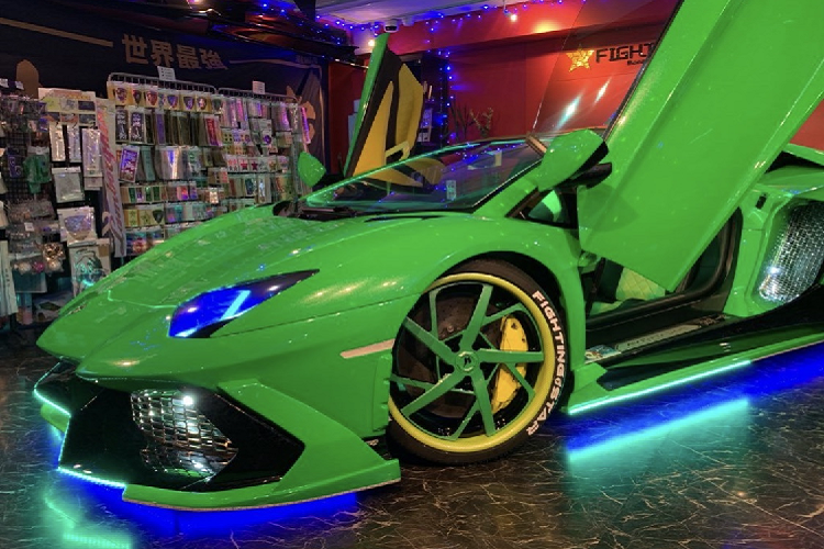 Sau khi chiếc xe được hoàn thiện, gần đây, ông Morohoshi đã làm một buổi lễ “ra mắt” nhỏ với bạn bè và những người mê xe. Thay cho màu vàng đặc trưng của Aventador 50th chính là lớp áo màu xanh neon ánh kim nổi bật. Morohoshi là một người thích sự sắc sỡ, đó cũng là lí giải cho việc ông lựa chọn màu sắc đặc biệt này cho chiếc xe của mình.