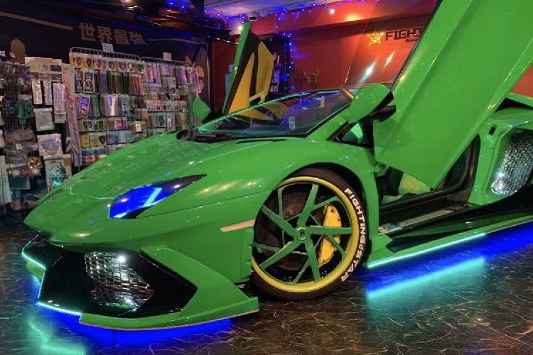 Sau khi chiếc xe được hoàn thiện, gần đây, ông Morohoshi đã làm một buổi lễ “ra mắt” nhỏ với bạn bè và những người mê xe. Thay cho màu vàng đặc trưng của Aventador 50th chính là lớp áo màu xanh neon ánh kim nổi bật. Morohoshi là một người thích sự sắc sỡ, đó cũng là lí giải cho việc ông lựa chọn màu sắc đặc biệt này cho chiếc xe của mình.