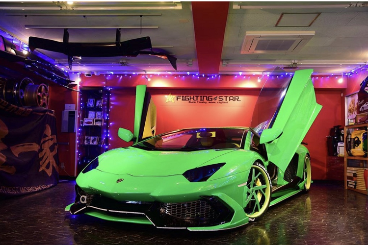 Phong cách độ đèn LED cũng là một cách độ phổ biến ở trên những chiếc xe độ tại Nhật Bản. Chiếc Aventador 50th Anniversario được trang bị dải đèn LED gầm phát sáng với nhiều màu, phần lưới tản nhiệt trước sau cũng như đèn nhấp nháy quanh xe, thu hút sự chú ý mỗi khi xe xuất hiện trên đường phố.