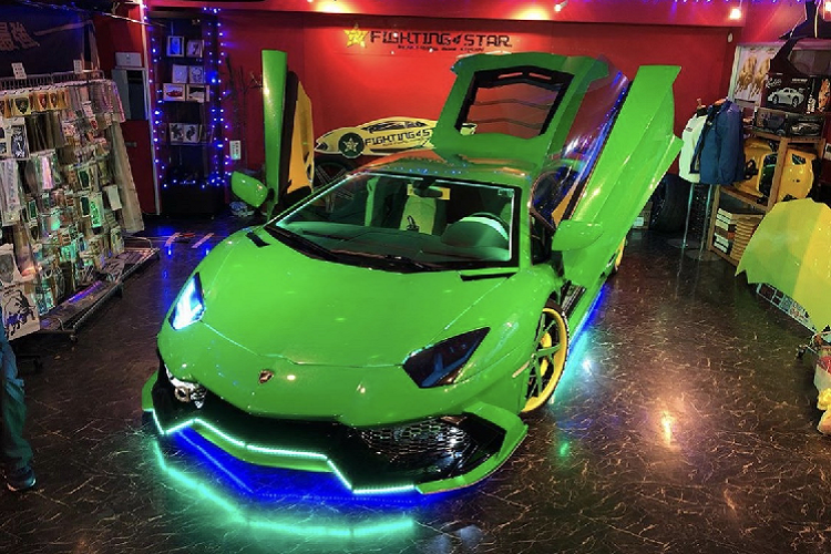 Điểm đặc biệt nhất trên mẫu Aventador nói riêng của Morohoshi cũng như của những chiếc xe qua tay ông nói chung là hệ thống đèn LED phát sáng quanh xe. Đây chính là hệ thống đèn giúp những chiếc xe trở nên bóng bẩy, phát sáng với nhiều màu sắc khác nhau khi di chuyển trên những con phố đêm tại Nhật Bản.