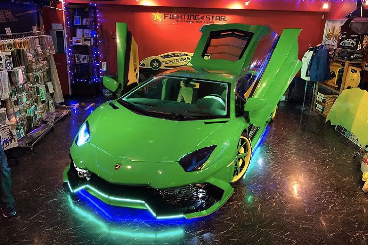 Điểm đặc biệt nhất trên mẫu Aventador nói riêng của Morohoshi cũng như của những chiếc xe qua tay ông nói chung là hệ thống đèn LED phát sáng quanh xe. Đây chính là hệ thống đèn giúp những chiếc xe trở nên bóng bẩy, phát sáng với nhiều màu sắc khác nhau khi di chuyển trên những con phố đêm tại Nhật Bản.