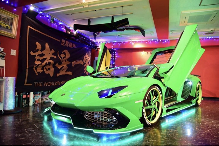 Tên tuổi của Morohoshi gắn liền với thú chơi xe “không giống ai” khi độ siêu xe Lamborghini theo một cách “kì lạ”. Là một người thích sự bóng bẩy cũng như màu sắc sặc sỡ, thậm chí là những nhân vật hoạt hình, ông quyết định truyền tải những yếu tố này lên các mẫu xe của mình.