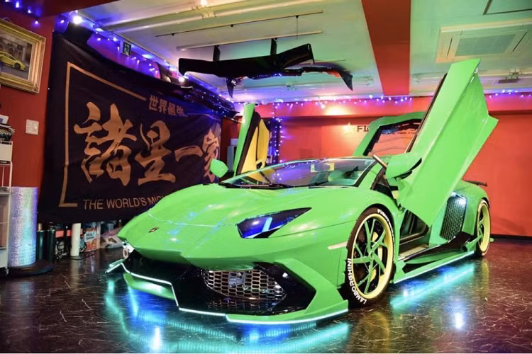 Tên tuổi của Morohoshi gắn liền với thú chơi xe “không giống ai” khi độ siêu xe Lamborghini theo một cách “kì lạ”. Là một người thích sự bóng bẩy cũng như màu sắc sặc sỡ, thậm chí là những nhân vật hoạt hình, ông quyết định truyền tải những yếu tố này lên các mẫu xe của mình.