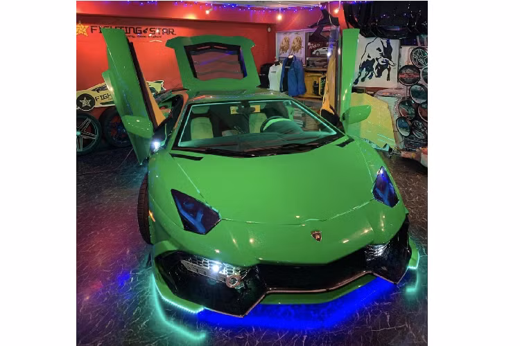 Phần bodykit cũ của chiếc xe vẫn được giữ nguyên. Có lẽ bộ kit này đã trở thành “biểu tượng” gắn liền với chiếc xe từ trước đến nay, làm nên vẻ đẹp độc đáo cho chiếc xe cũng như thu hút sự chú ý của giới mê xe.