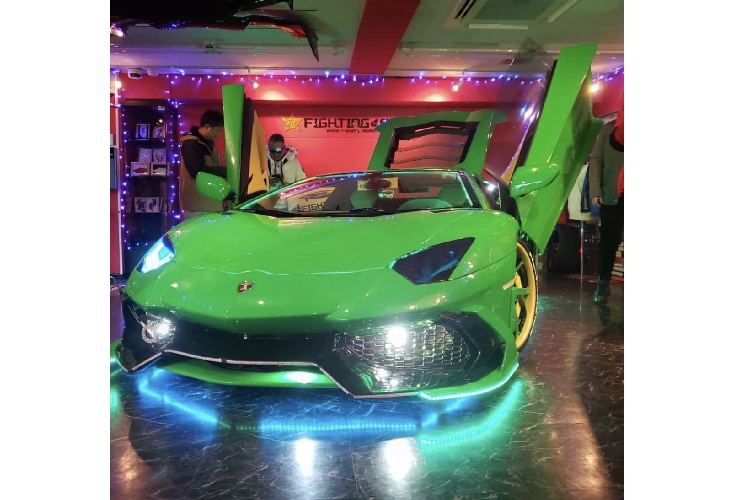 Ngoài ra, chiếc xe còn được trang bị cánh gió nhỏ bằng carbon. Tuy nhiên, sau một vụ va chạm vào đầu năm 2019, chiếc xe đã bị hư hỏng đáng kể. Tưởng chừng như chiếc xe sẽ phải “chờ” khá lâu để được sửa chữa nhưng với niềm đam mê cũng như tình yêu dành cho chiếc xe của mình, ông Morohoshi đã phục hồi chiếc xe với diện mạo hoàn toàn mới.