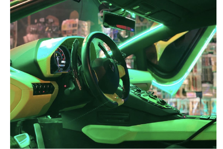 Các chi tiết bodykit cũng được sơn cùng màu với phần sơn ngoại thất xe, tạo nên một vẻ độc đáo “chẳng giống ai”. Chiếc xe được trang bị bộ mâm 5 chấu cỡ lớn thay cho bộ mâm cũ, được sơn hai tông màu xanh – vàng. Đây cũng chính là tông màu được sử dụng phổ biến trên chiếc Aventador 50th Anniversario đặc biệt này.