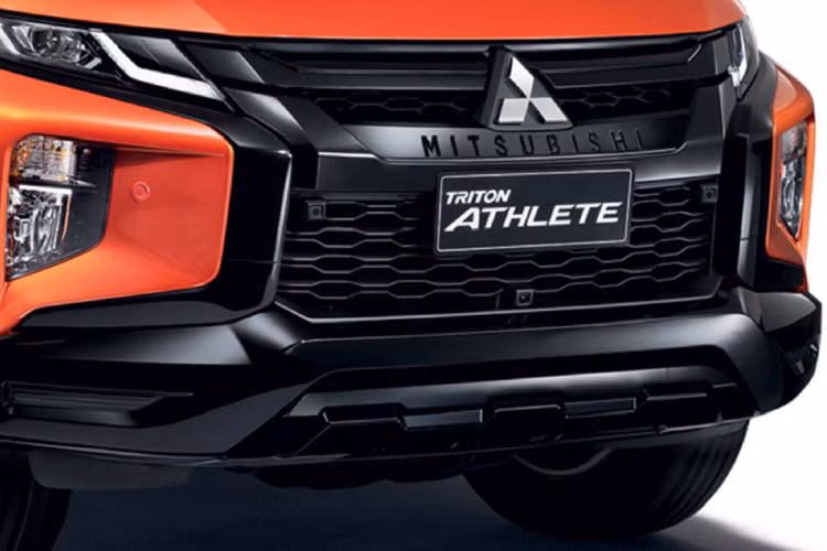 Giá xe Mitsubishi Triton Athlete từ khoảng 795 triệu đồng tại thị trường Thái Lan, dự định mẫu xe bán tải cá tính này sẽ giới thiệu và phân phối tại thị trường Việt Nam vào năm tới.