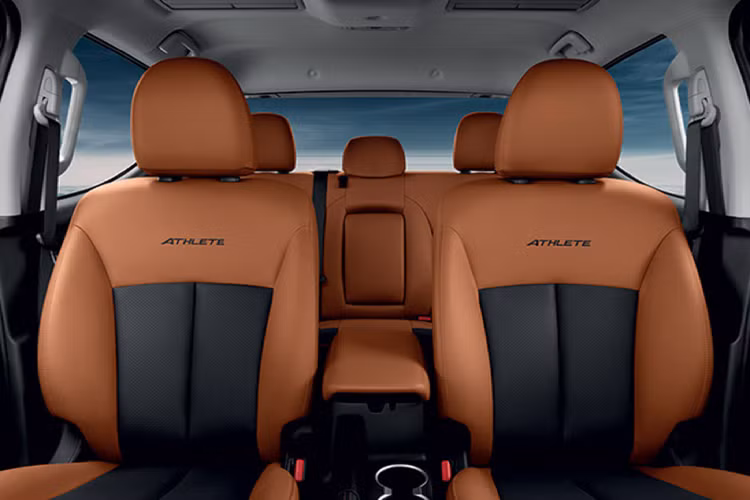 Không có thay đổi về động cơ, hộp số và hệ truyền động (2WD; 4WD). Triton Athlete mới vẫn gắn bó với động cơ dầu 4cyl dung tích 2.4L VG-Turbo cho công suất tối đa 181 mã lực tại 3.500 vòng/ phút và mô-men xoắn cực đại 430 Nm có được từ 2.500 vòng/phút. Sức mạnh được truyền xuống cầu sau &amp; hai cầu thông qua hộp số tự động 6 cấp (6 AT).