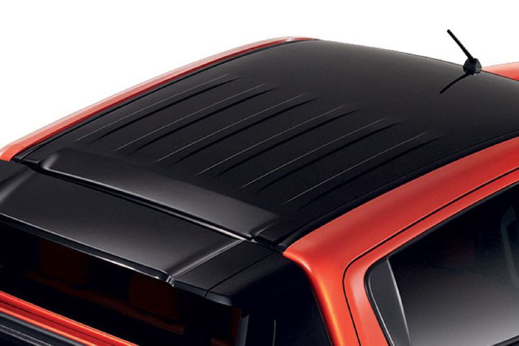 Nội thất Mitsubishi Triton Athlete mới được phối màu cam quen thuộc tương tự Triton Athlete trước. Trong đó, toàn bộ ghế ngồi được bọc da phối 2 màu Cam/Đen với logo ‘’Athlete’’ được thêu trên mặt lưng ghế làm điểm nhấn, táp-pi cửa nổi bật với đường chỉ khâu màu cam tương phản trên bề mặt da đen.