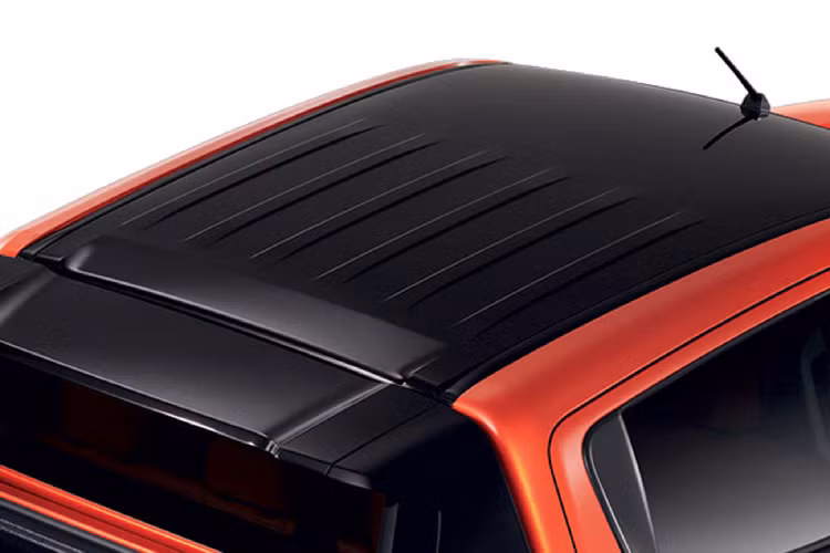 Nội thất Mitsubishi Triton Athlete mới được phối màu cam quen thuộc tương tự Triton Athlete trước. Trong đó, toàn bộ ghế ngồi được bọc da phối 2 màu Cam/Đen với logo ‘’Athlete’’ được thêu trên mặt lưng ghế làm điểm nhấn, táp-pi cửa nổi bật với đường chỉ khâu màu cam tương phản trên bề mặt da đen.