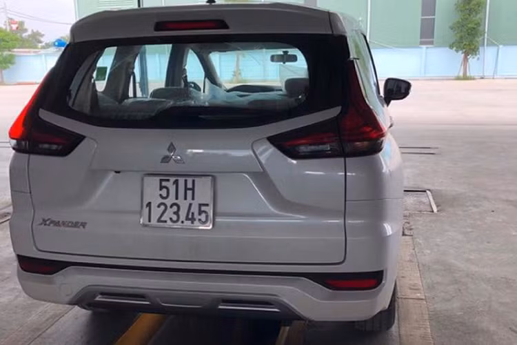 Theo trung tâm đăng kiểm chiếc xe này này cung cấp, thông tin biển số xe 51H-123.45 thuộc về xe nhãn hiệu Mitsubishi loại 7 chỗ, được sản xuất tại Indonesia năm 2019. Chiếc xe này được đăng kiểm lần đầu tiên ngày 12/8/2019. Kích thước chiều dài x rộng x cao của xe là 4.475 x 1.750 x 1700 mm. Dựa trên các thông tin trên, có thể kết luận biển số xe này chính xác đang được gắn trên xe Mitsubishi Xpander.