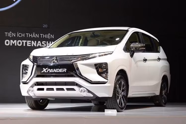 Mitsubishi Xpander sở hữu các trang bị an toàn như phanh đĩa trước, phanh tang trống sau, 2 túi khí trước, hệ thống hỗ trợ khởi hành ngang dốc HSA, chống bó cứng phanh ABS, phân bổ lực phanh điện tử EBD, cảnh báo phanh khẩn cấp ESS, hỗ trợ lực phanh khẩn cấp và cân bằng điện tử. Tại Việt Nam, giá xe Mitsubishi Xpander dao động từ 550 - 620 triệu đồng cho 2 bản số sàn và số tự động.