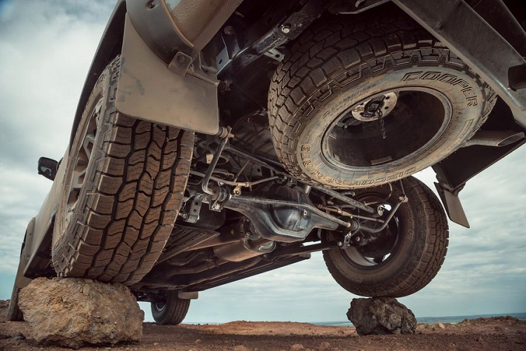 Để dễ phân biệt hơn với những chiếc Navara khác, Navara N-Trek Warrior 2020 được làm lại cản trước với phần nhựa ốp bổ sung, lắp thêm bộ thanh bảo vệ bằng thép sơn màu thân xe, tấm bảo vệ gầm xe phía trước bằng thép không gỉ 3mm, tích hợp thanh đèn LED 470mm, cùng bánh xe và lốp xe dự phòng dưới gầm xe.