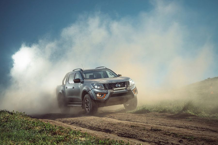 So với nguyên gốc, mẫu xe bán tải Nissan Navara N-Trek Warrior mới được bổ sung nhiều tính năng hệ thống treo hơn, bao gồm các lò xo mới mềm hơn cùng bộ giảm chấn có các phần bên trong lớn hơn.