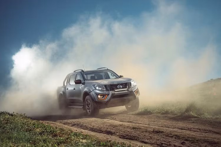 So với nguyên gốc, mẫu xe bán tải Nissan Navara N-Trek Warrior mới được bổ sung nhiều tính năng hệ thống treo hơn, bao gồm các lò xo mới mềm hơn cùng bộ giảm chấn có các phần bên trong lớn hơn.