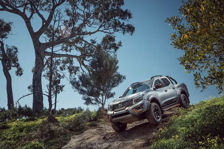 Ngoài ra, xe còn có lốp địa hình 275/70 Cooper AT3 mới bọc ngoài các bánh xe hợp kim 17 inch sơn đen, sự kết hợp này giúp gầm xe cao thêm 40mm so với tiêu chuẩn.