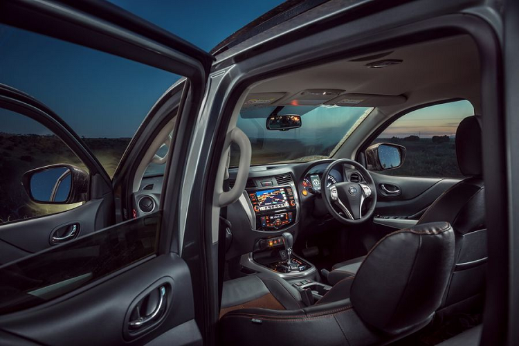 Thân xe còn có các điểm nhấn màu cam đậm ở nhiều nơi như viền đèn sương mù, ốp gương chiếu hậu ngoài, đề can dán ở phần dưới của cửa bên và cửa hậu. 