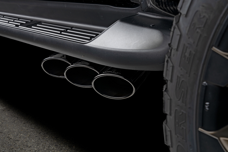 Chi tiết nâng cấp đáng giá hơn cả là hệ thống ống xả mới với 2 cụm pô bố trí bên dưới 2 bên gầm thay vì đặt phía sau đuôi như ở xe zin. Tổng cộng 6 ống xả được bọc crôm sáng bóng, nhìn vừa sang trọng vừa cá tính