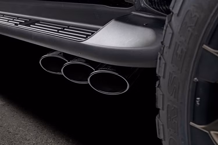 Chi tiết nâng cấp đáng giá hơn cả là hệ thống ống xả mới với 2 cụm pô bố trí bên dưới 2 bên gầm thay vì đặt phía sau đuôi như ở xe zin. Tổng cộng 6 ống xả được bọc crôm sáng bóng, nhìn vừa sang trọng vừa cá tính