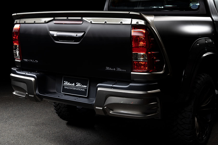 Sau cùng, các mảng ốp màu bạc được lắp thêm quanh đèn hậu, nắp thùng chở hàng và cản sau giúp tổng thể bản độ của Hilux cân xứng hơn. Khách hàng có thể chọn riêng biệt các chi tiết nằm trong gói Black Bison tùy theo sở thích để nâng cấp và cá nhân hóa cho chiếc Toyota Hilux của mình.