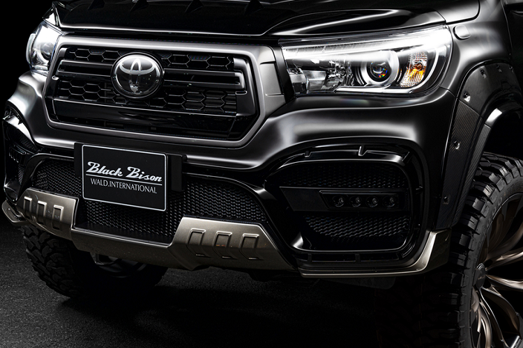 Cụm đèn chiếu sáng và lưới tản nhiệt của xe zin giữ nguyên, trong khi đó cản trước được thay thế với tạo hình lớn và gai góc hơn lấy cảm hứng từ các dòng xe Mercedes-AMG. Bên trong còn bổ sung thêm cụm đèn LED định vị nhằm tạo điểm nhấn cho bản độ.