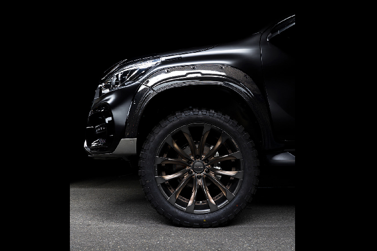 Các hốc bánh được ốp dè vân carbon trôn rất thể thao. Bênh cạnh đó, xưởng độ Wald cung cấp 2 tùy chọn kích thước mâm xe là 20 inch hoặc 22 inch với thiết kế 12 chấu cho Toyota Hilux độ dữ dằn hơn.