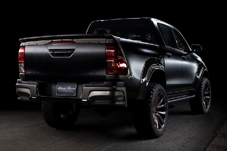 Đuôi xe không có nhiều sự thay đổi so với nguyên bản. Trong khi đó thân xe được mở rộng thêm 55 mm ở mỗi bên trông như các mẫu xe độ theo phong cách wide body khá phổ biến ở Nhật Bản.