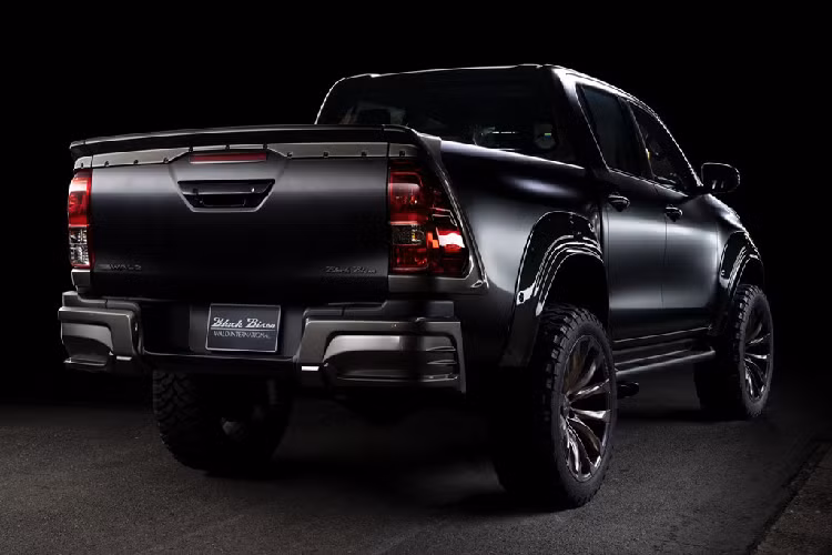 Đuôi xe không có nhiều sự thay đổi so với nguyên bản. Trong khi đó thân xe được mở rộng thêm 55 mm ở mỗi bên trông như các mẫu xe độ theo phong cách wide body khá phổ biến ở Nhật Bản.