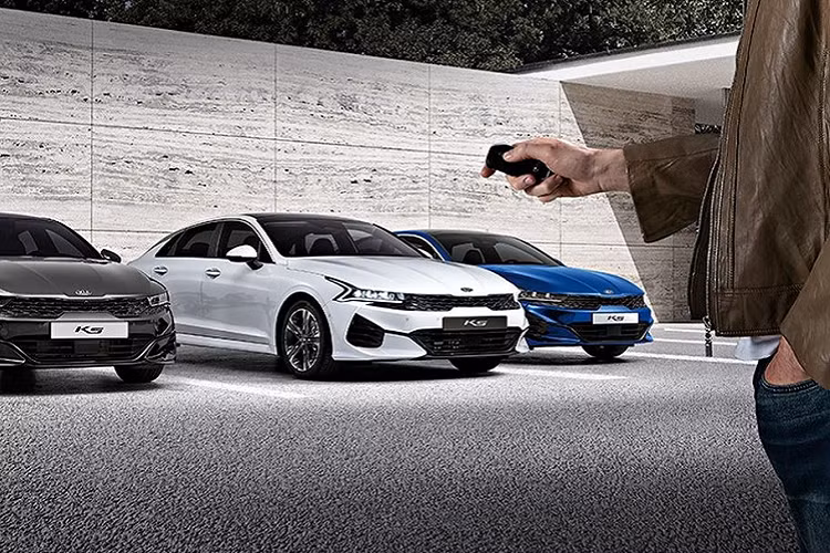 Các tiện nghi nổi bật khác bao gồm màn hình HUD 8-inch, hệ thống âm thanh 12 loa từ Bose, hệ thống đèn viền nội thất theo cảm xúc Mood Lighting trên thanh cửa và khu vực trung tâm, các tấm ốp gỗ tỉ mỉ pha trộn cùng những lát cắt kim loại và cuối cùng là công nghệ nhận diện giọng nói. Theo kế hoạch, thế hệ K5 mới sẽ “lên kệ” tại nhiều thị trường trong khoảng nửa đầu năm 2020 với các thông số kĩ thuật sẽ còn được cập nhật.
