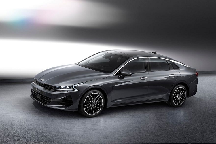 Tại một số thị trường nhất định, KIA cung cấp 2 lựa chọn động cơ 2.0 lít bao gồm bản phun xăng đa điểm với mức công suất cực đại 150 mã lực và 192 Nm mô-men xoắn. Bản còn lại sử dụng khối máy 2.0 lít với công nghệ điều khiển van nạp nhiên liệu biến thiên liên tục (CRVL), sản sinh ra 158 sức ngựa và mô-men xoắn 196 Nm. Cuối cùng là động cơ 2.5 lít GDi, mang công suất 191 mã lực và 246 Nm mô-men xoắn.