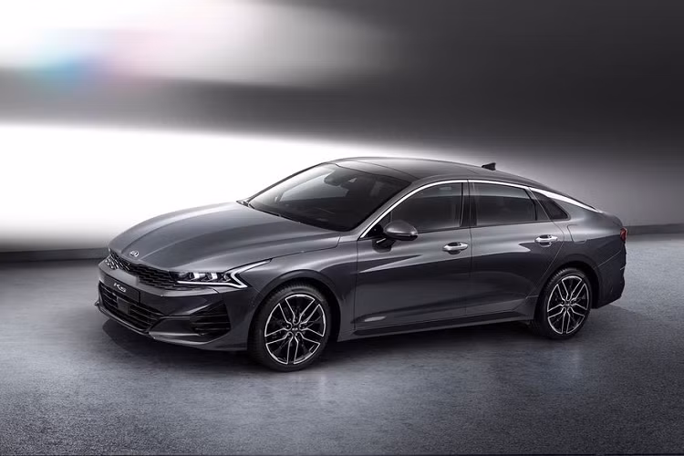 Tại một số thị trường nhất định, KIA cung cấp 2 lựa chọn động cơ 2.0 lít bao gồm bản phun xăng đa điểm với mức công suất cực đại 150 mã lực và 192 Nm mô-men xoắn. Bản còn lại sử dụng khối máy 2.0 lít với công nghệ điều khiển van nạp nhiên liệu biến thiên liên tục (CRVL), sản sinh ra 158 sức ngựa và mô-men xoắn 196 Nm. Cuối cùng là động cơ 2.5 lít GDi, mang công suất 191 mã lực và 246 Nm mô-men xoắn.