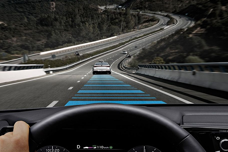 Bên trong khoang nội thất, người dùng sẽ tận hưởng một buồng lái hoàn toàn mới với các chất liệu hoàn thiện cao cấp hơn và một loạt những thay đổi về công nghệ. Trên những phiên bản cao cấp, người lái sẽ sở hữu vô lăng phẳng đáy thể thao, cụm đồng hồ kĩ thuật điện tử 12,3-inch và bên phải là màn hình thông tin giải trí kích thước 10,25-inch.