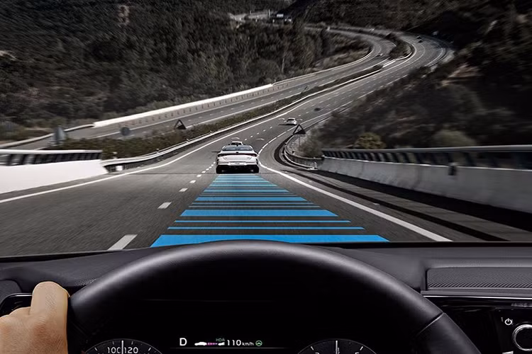 Bên trong khoang nội thất, người dùng sẽ tận hưởng một buồng lái hoàn toàn mới với các chất liệu hoàn thiện cao cấp hơn và một loạt những thay đổi về công nghệ. Trên những phiên bản cao cấp, người lái sẽ sở hữu vô lăng phẳng đáy thể thao, cụm đồng hồ kĩ thuật điện tử 12,3-inch và bên phải là màn hình thông tin giải trí kích thước 10,25-inch.