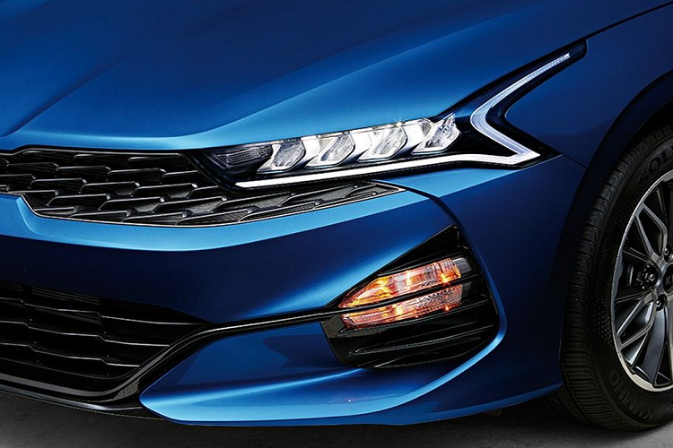 Về thiết kế, K5 sở hữu một tổng thể thể thao “không chê vào đâu được” và là thành quả phát triển của các studio tại Bắc Mỹ, châu Âu và Hàn Quốc. Mặt trước của xe nổi bật với cụm lưới tản nhiệt hình mũi hổ đặc trưng, kéo dài và ôm trọn bề ngang. Cụm đèn LED của K5 2021 nay càng thêm sắc sảo với dải định vị ban ngày hình biểu đồ ‘nhịp tim’.