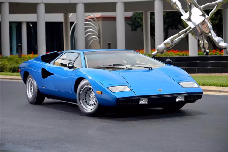 Được mọi người gọi siêu xe Lamborghini Countach “Periscopica” (Periscope – kính tiềm vọng), đây thực chất không phải là một phiên bản đặc biệt của Lamborghini dành cho Countach LP400. Thực chất, những chiếc Countach này là những chiếc xe đầu tiên được bán ra thị trường từ năm 1974 đến năm 1976 trước khi được nâng cấp động cơ và loại bỏ phần kính độc đáo để trờ thành LP400 S vào năm 1977.