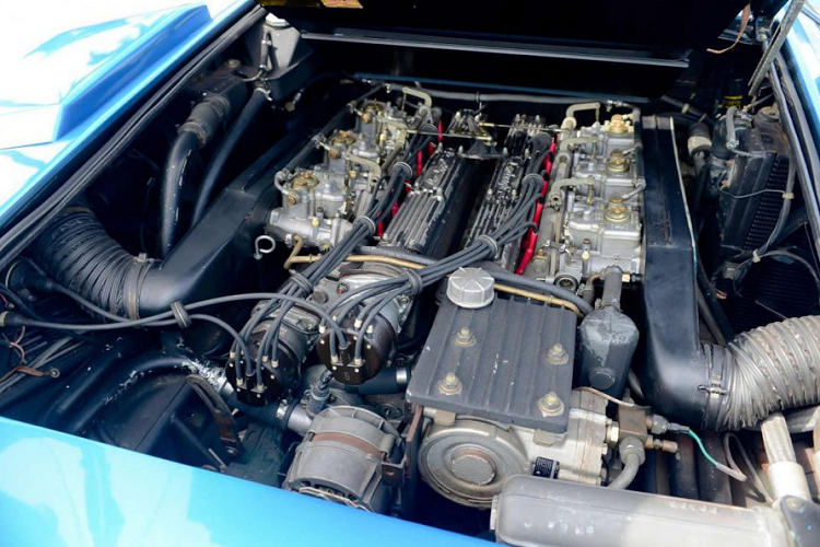 Ở LP400, hãng siêu xe Lamborghini lần đầu mang đến trên một chiếc xe của mình động cơ đặt giữa và dọc theo xe. Khối động cơ V12 này có dung tích 3,9 lít, sản sinh công suất cực đại 370 mã lực, đi cùng hộp số sàn 5 cấp. Ở biến thể LP400 S thay thế, khối động cơ V12 chỉ tạo ra 350 mã lực, tuy nhiên ngoại hình có nhiều thay thế chính là thứ khiến chiếc xe được săn đón nhiều hơn ở những năm ’70.