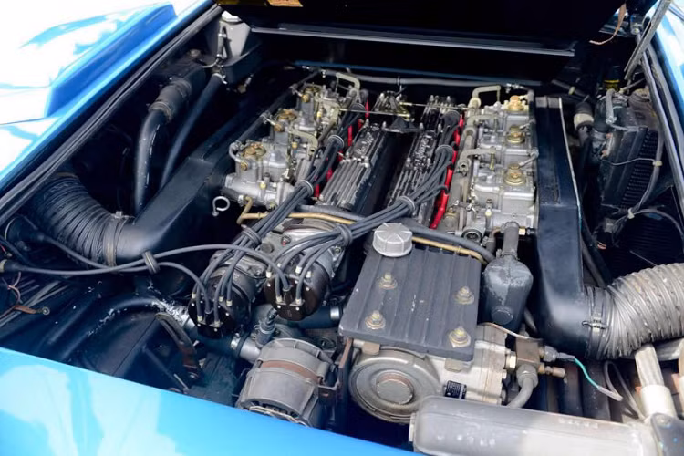 Ở LP400, hãng siêu xe Lamborghini lần đầu mang đến trên một chiếc xe của mình động cơ đặt giữa và dọc theo xe. Khối động cơ V12 này có dung tích 3,9 lít, sản sinh công suất cực đại 370 mã lực, đi cùng hộp số sàn 5 cấp. Ở biến thể LP400 S thay thế, khối động cơ V12 chỉ tạo ra 350 mã lực, tuy nhiên ngoại hình có nhiều thay thế chính là thứ khiến chiếc xe được săn đón nhiều hơn ở những năm ’70.